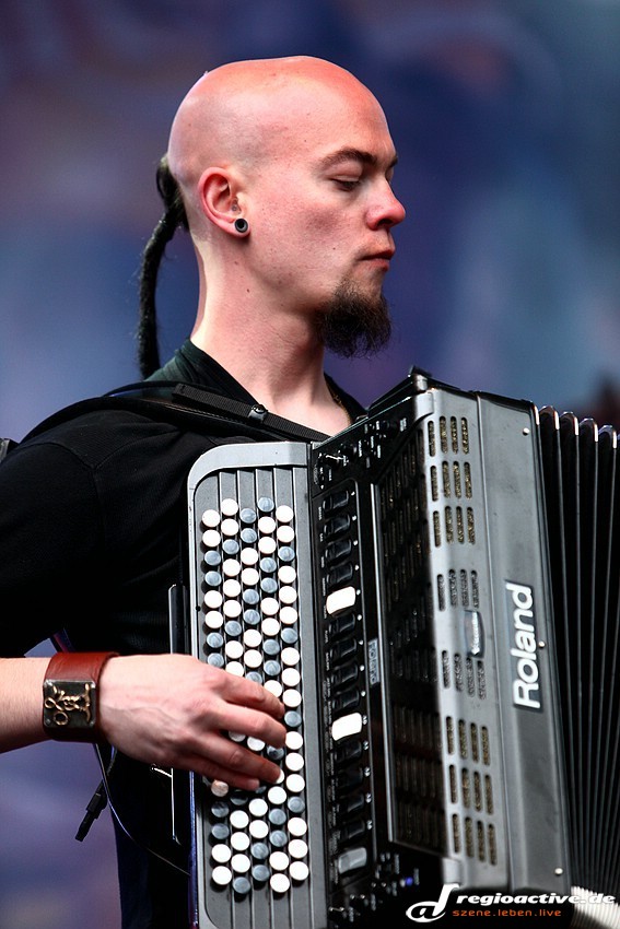 Korpiklaani (live beim Hexentanz Festival in Losheim, 2013)